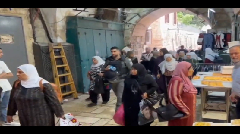 فيديو| الاحتلال يمنع المصلين من دخول المسجد الأقصى
